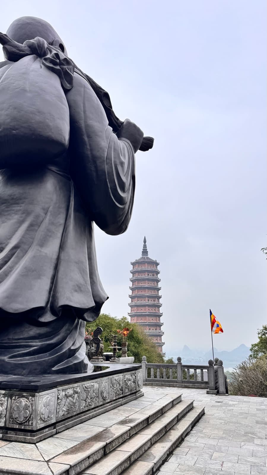 Giant bronze Buddha statue at Bái Đính Pagoda